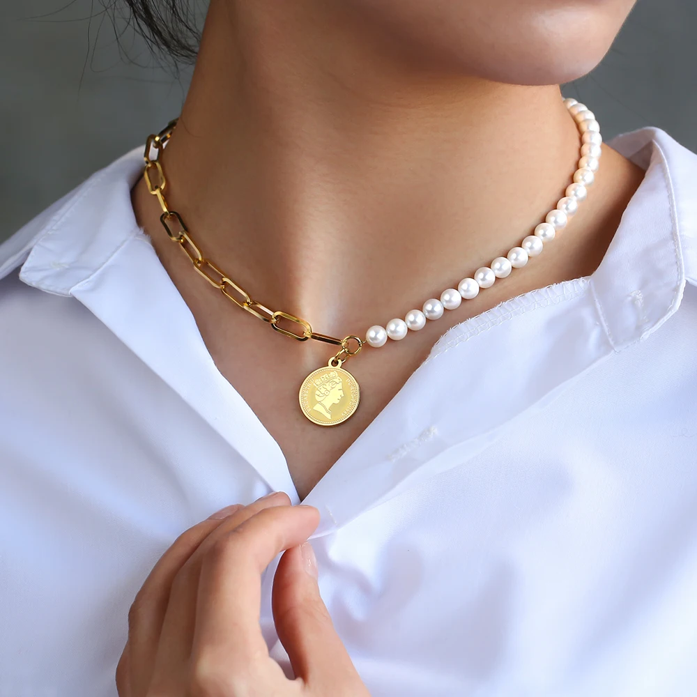 

KRKC Elegant Style Custom Dainty Commemorative Queen Elizabeth Coin Medallion Pendant Gold Plated Modern Natural Pearl Necklace