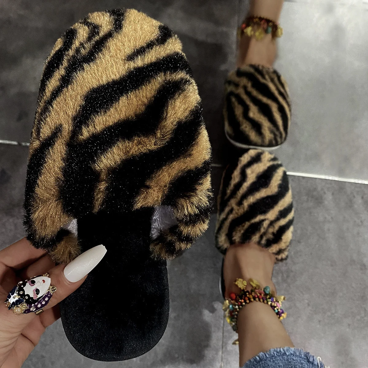 

Sandal Datar Wanita Women's Fluffy Shoes New Style Furry Indoor Slides Fashion Zebra Stripes Faux Fur Ladies Plush Slipper, White pink brown