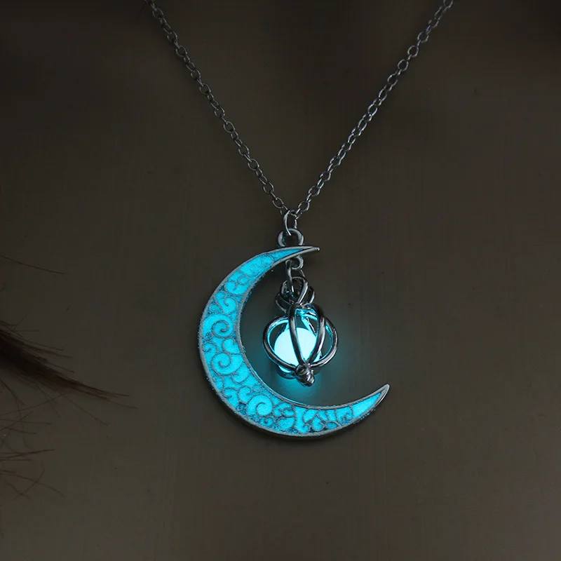 

2021 Hot Wholesale Luminous Crescent Moon Pendant Necklace Glowing In the Dark Half Moon Stone Lantern Necklace