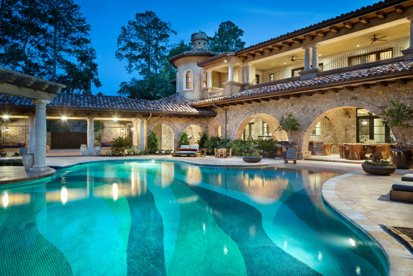 Богатый дом с бассейном