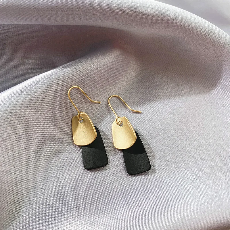 

2019 simple contrast metal earring