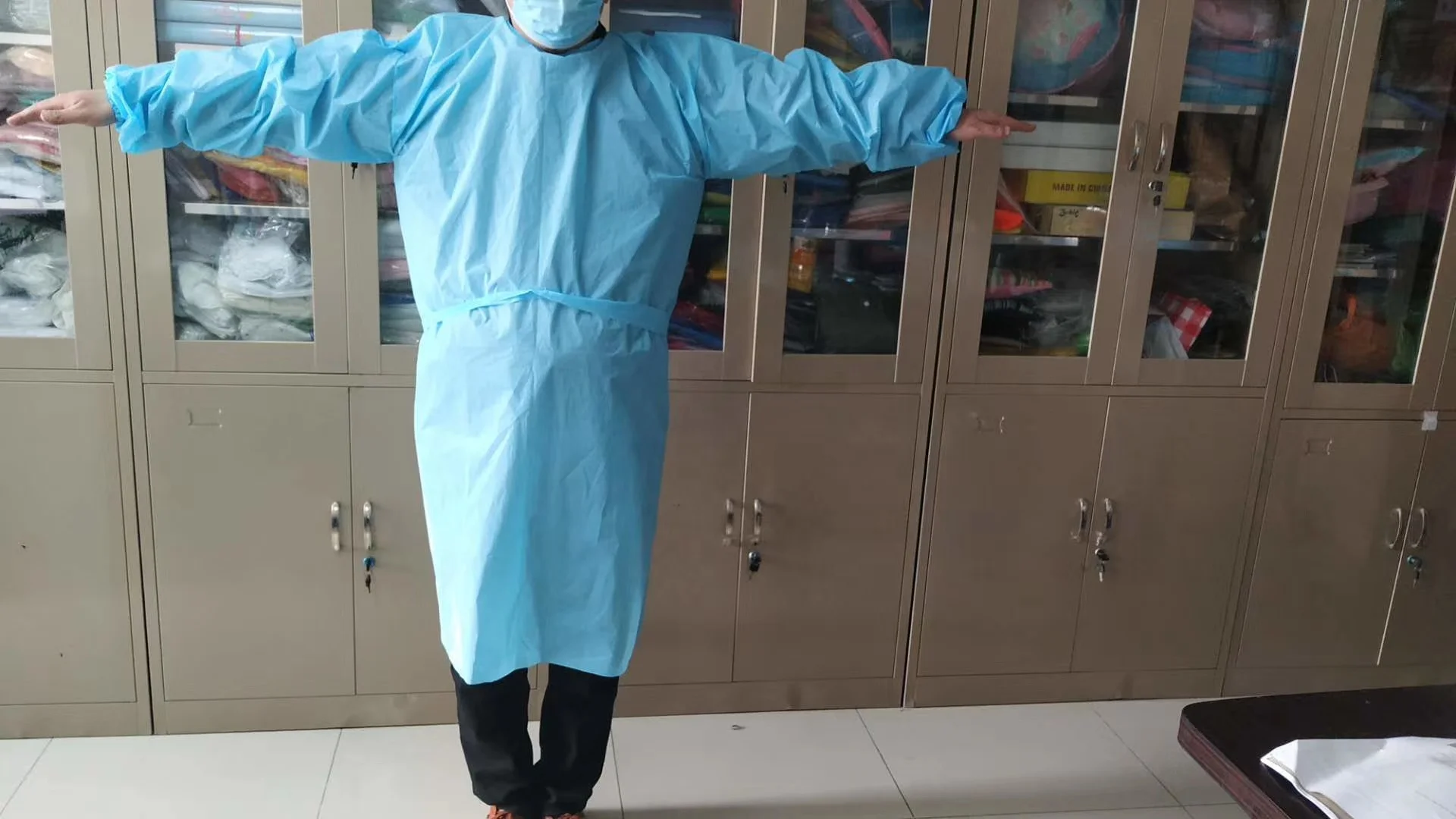 
Disposable CPE Gown-Blue waterproof plastic disposable CPE apron gown with rubber sleeves 