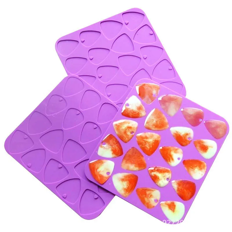 

0175 DIY creative guitar pick crystal epoxy epoxy resin 2 sizes triangle pick silicone mold, Purple