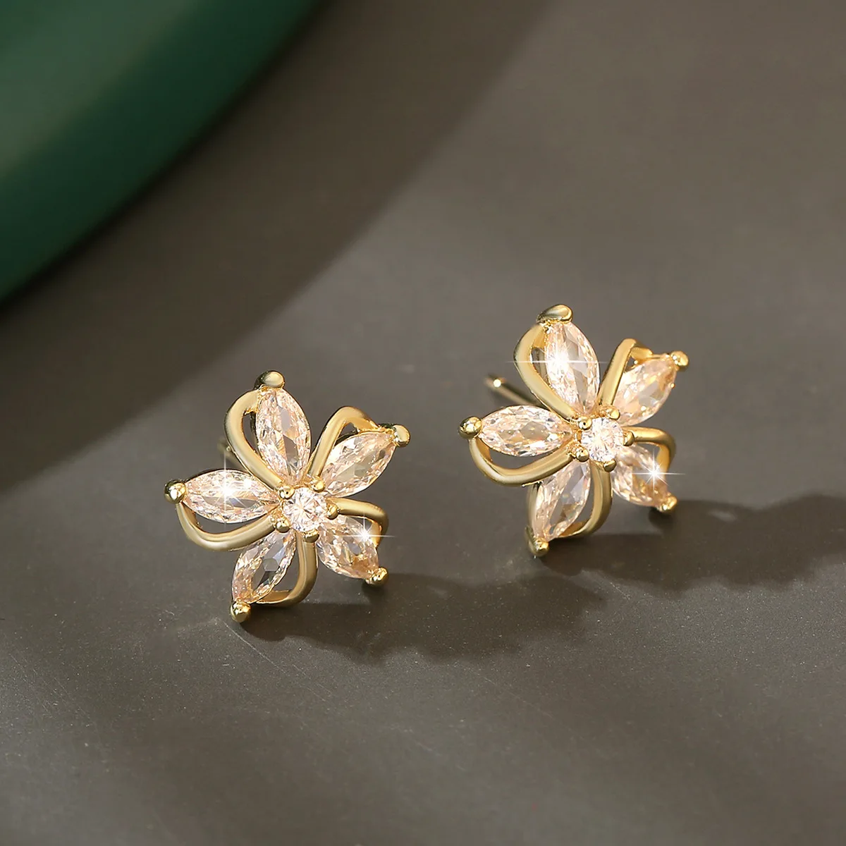 

2023 Fashion Jewelry Cute Flower Earrings Brass Gold Tiny Earrings Light Luxury Crystal Earrings for women