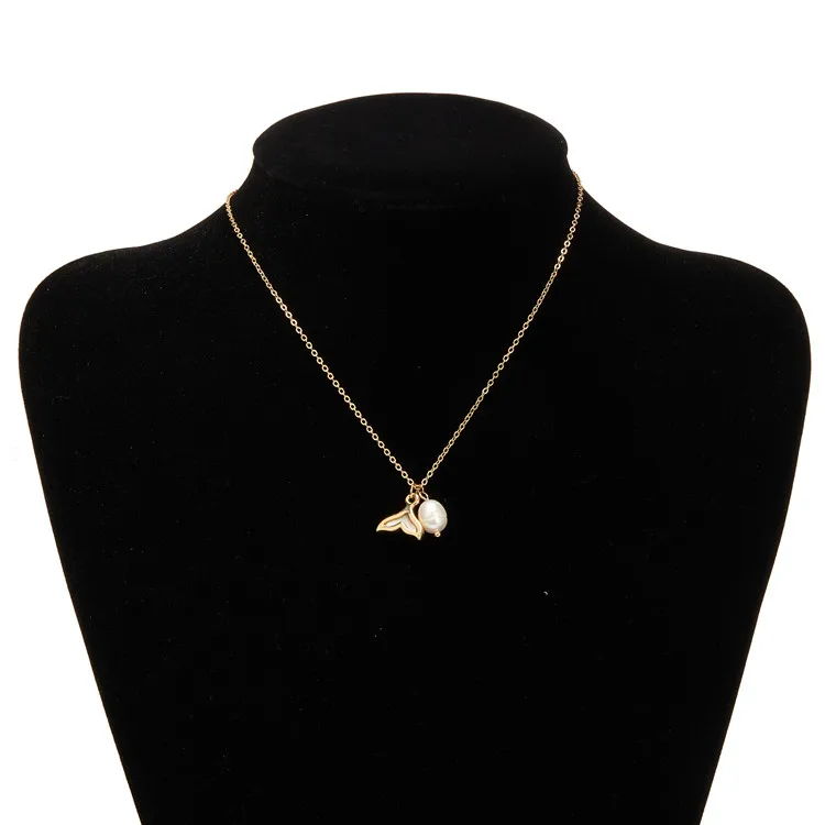 

China Wholesale Most Popular Ginkgo Leaf Pearl Pendant Female Short Clavicle Chain Leaf Necklace, As the pictures