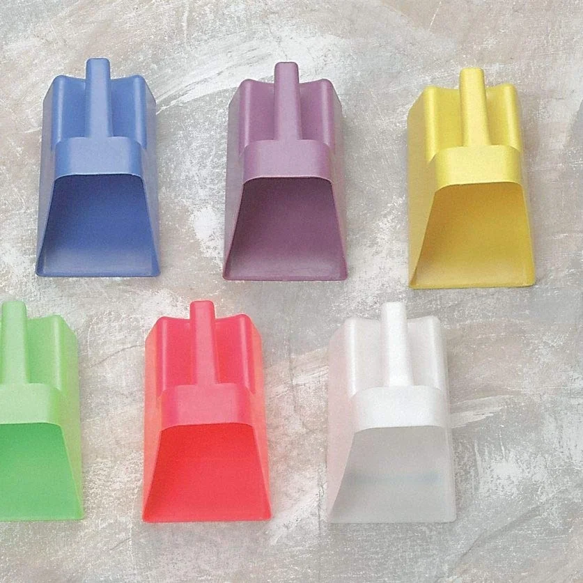 

2 Quart shovel plastic feed scoop, Red,green,blue,orange,yellow,purple and all colours