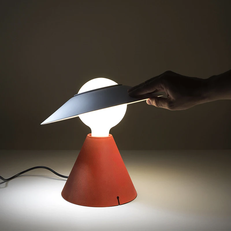 Hat Shape Designers Table Lamps Black Red Luxury Modern Decorative Table Lamp for Restaurant Weddings Home Decor