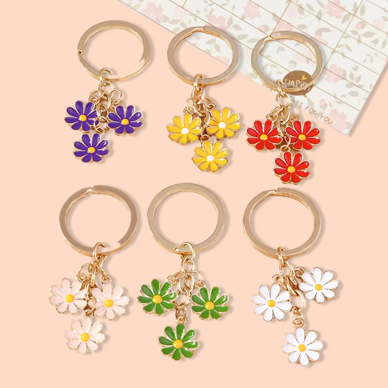 

Good Price Custom Fashion Flower Pendant Metal Enamel Daisy Cute Flower Handbag Key Chains