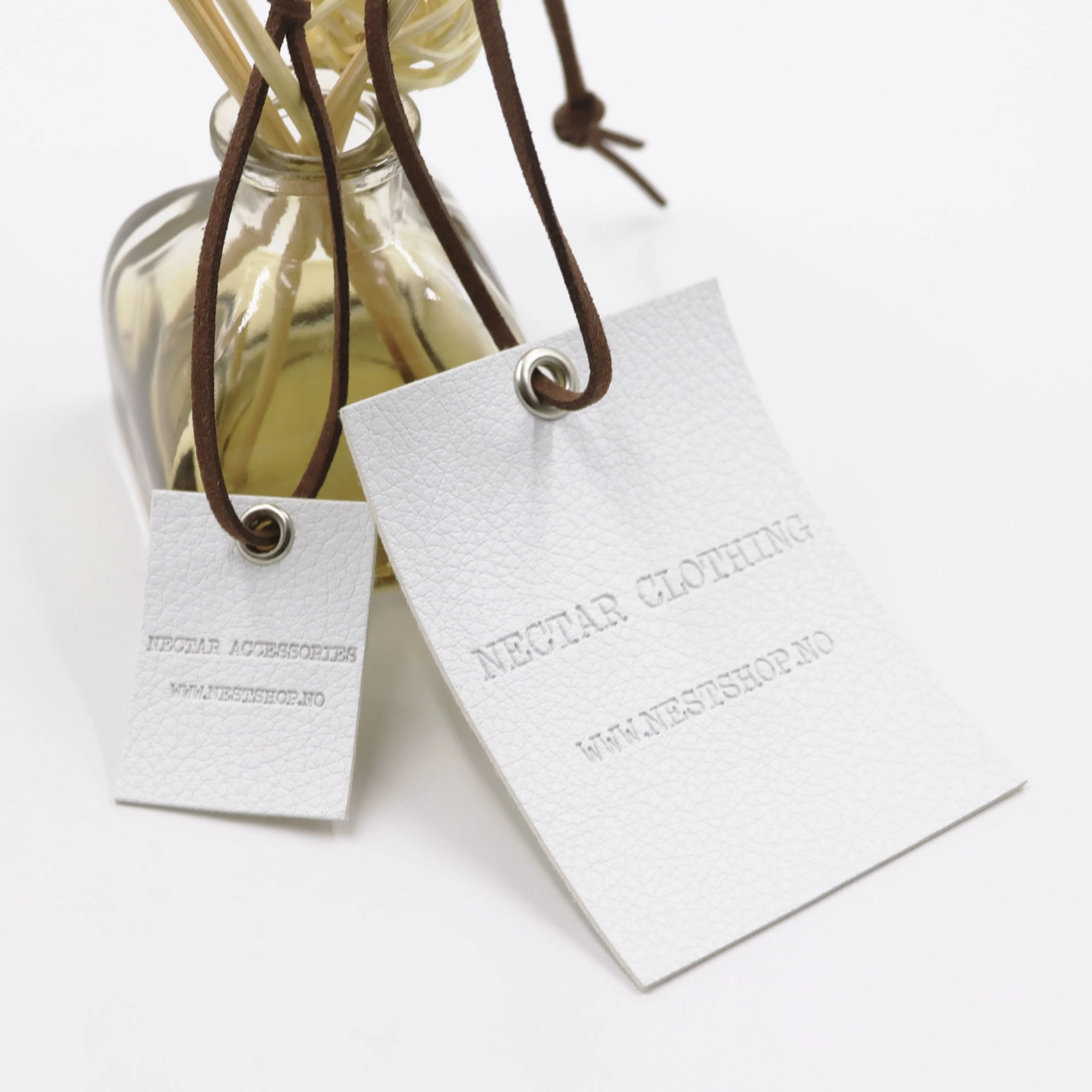 

Custom Luxury White PU Faux Leather Hang Tag with Debossed LOGO/ Hoodies/Baby/Gift/Handbag/Decoration Swing Tag, Custom color