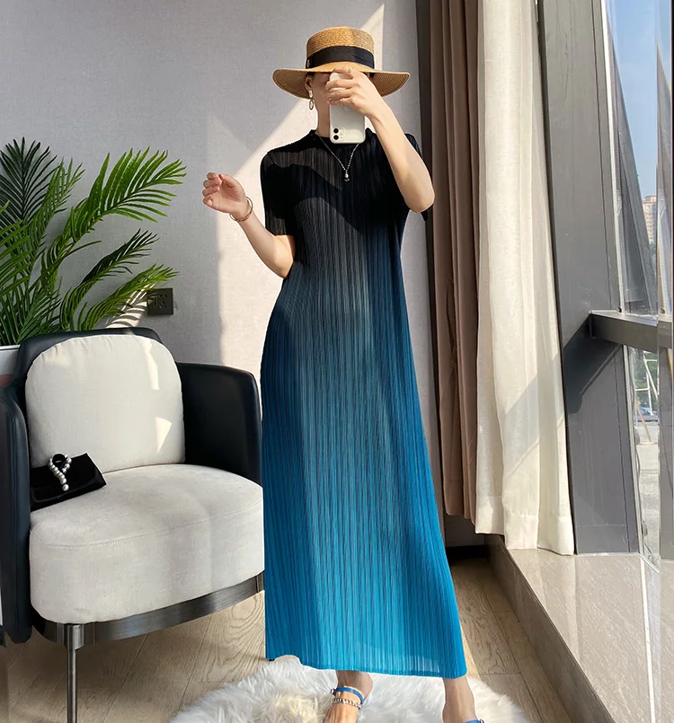 

Gradient color short-sleeved straight dress 2021 summer new Miyake pleated fashionable slim casual dress