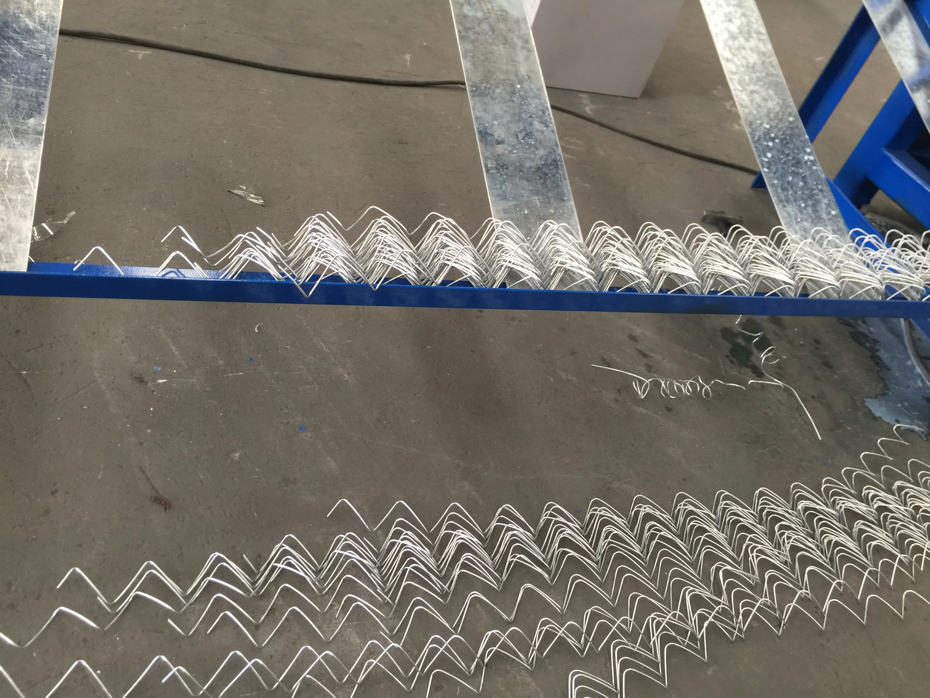 3.0 meters Africa chain link cyclone mesh automatic cutting machine.JPG