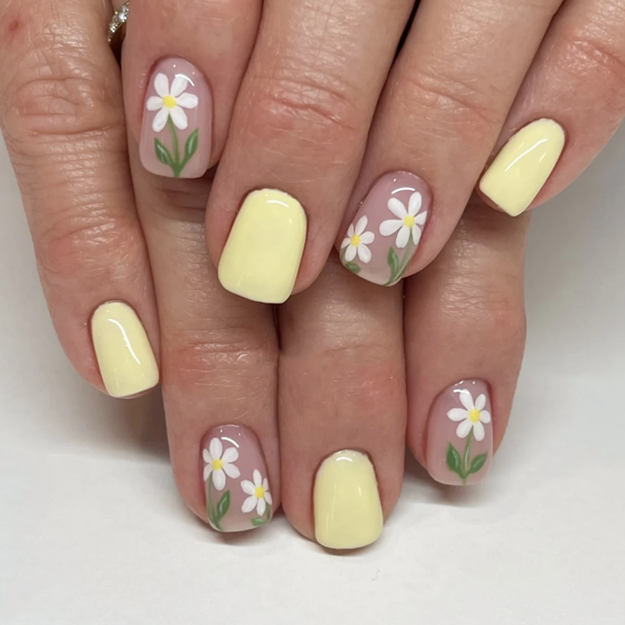Wholesale 3921 Pastel Yellow and Pink Daisy Flower Design Short Square False Nail Press on Nail Artificial Fingernails Customize
