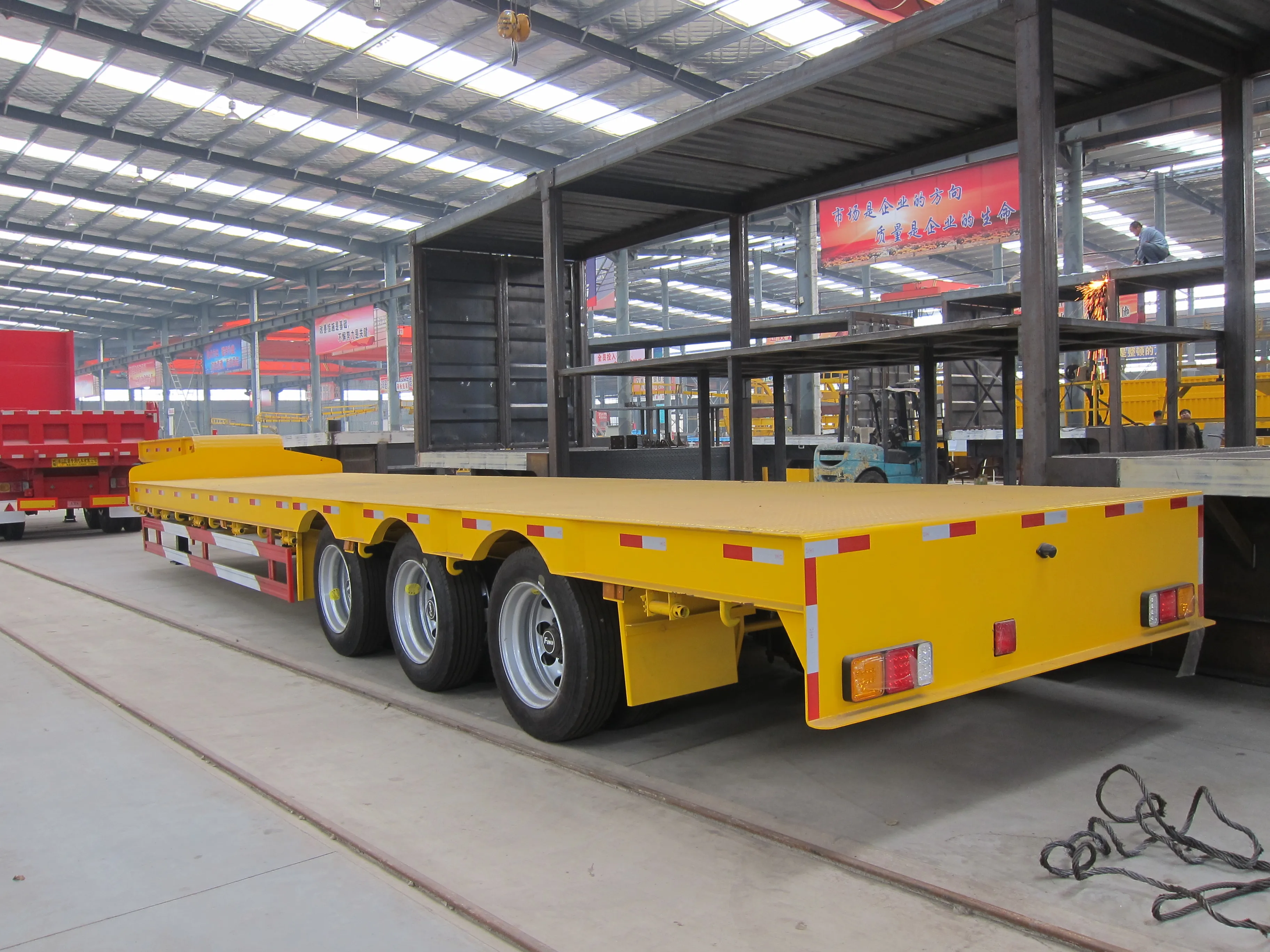 奥通lowloader 50 60 吨挖掘机多轴低平车半拖车用于重型卡车运输板