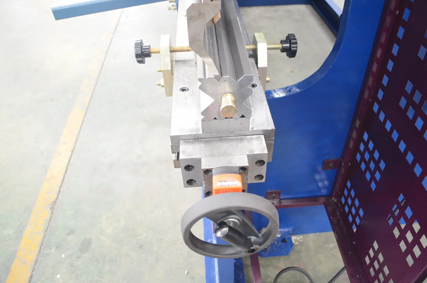 
Competitive price servo copper busbar steel plate bending 100t ton 2500 hydraulic press brake machine 