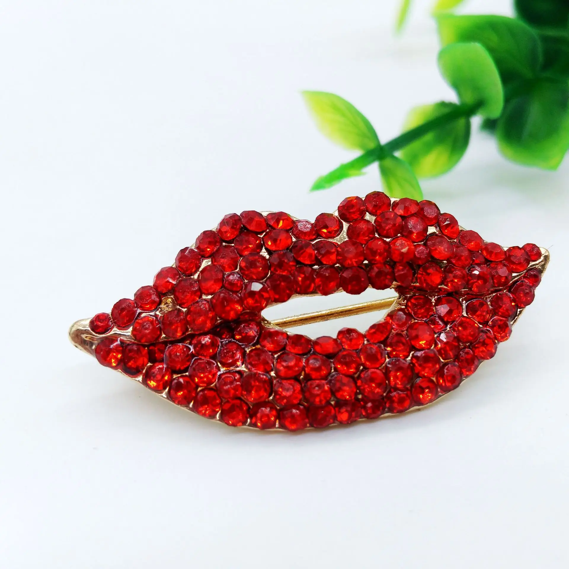 

Crystal Brooches Women Pin Lovely Jewelry High-End Women Corsage Korean Shawl Pin Charm Crystal Delicate Lip Brooch