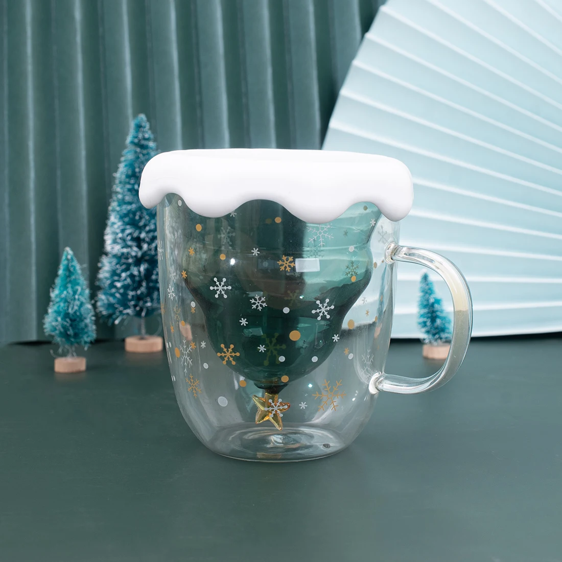 双壁玻璃圣诞杯子与礼品的盖子盖