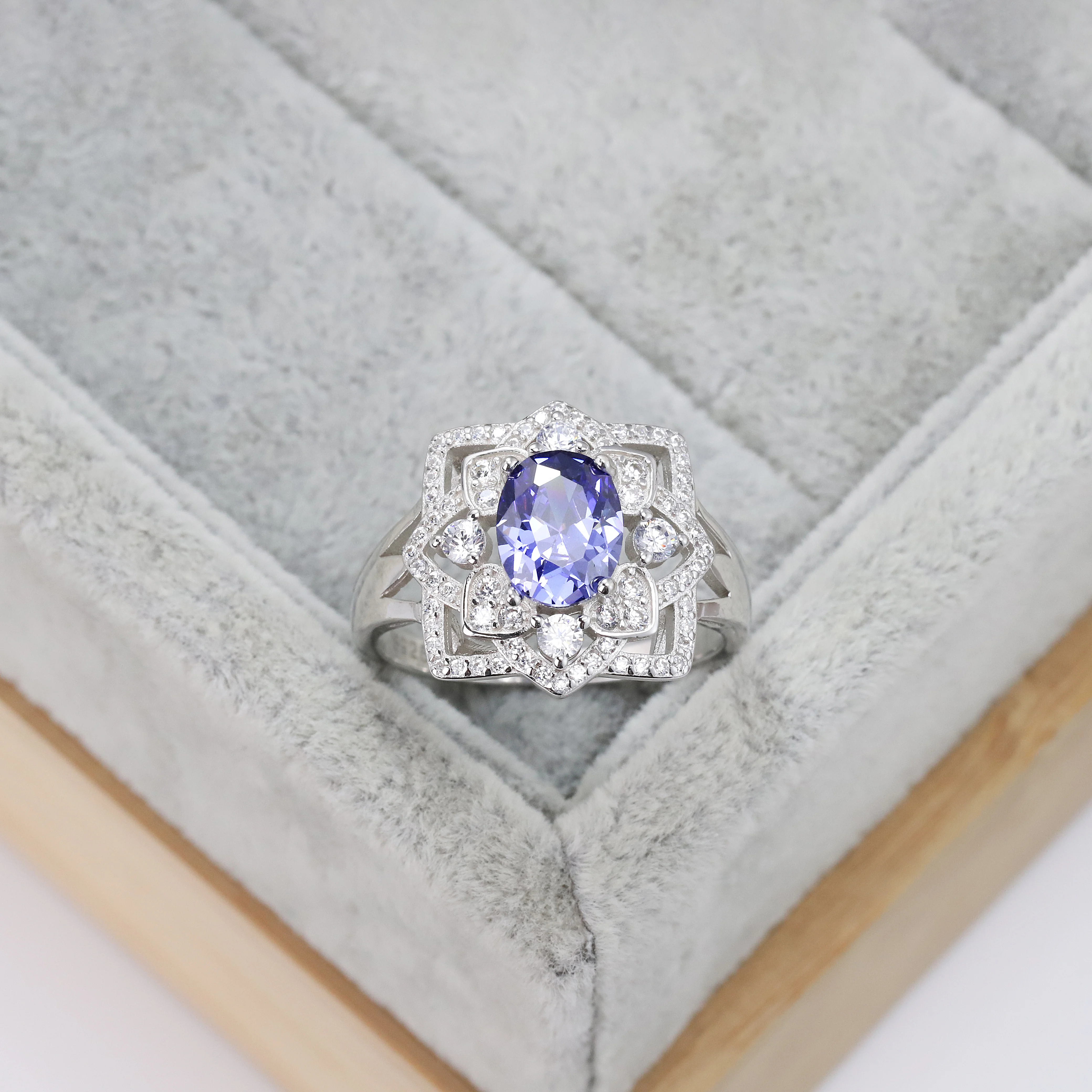 

Best selling European and American S925 silver fashion wedding ring flower zircon blue oval crystal luxury jewelry women's gifts