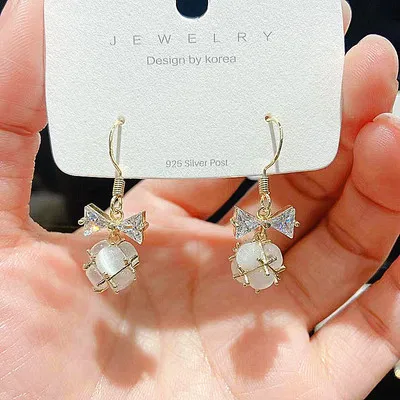 

2021 Luxury Design Women Gifts Cubic Zirconia Bow Dangle Earring Dainty Shiny Zircon Cat Eye Drop Earring Foe Ladies