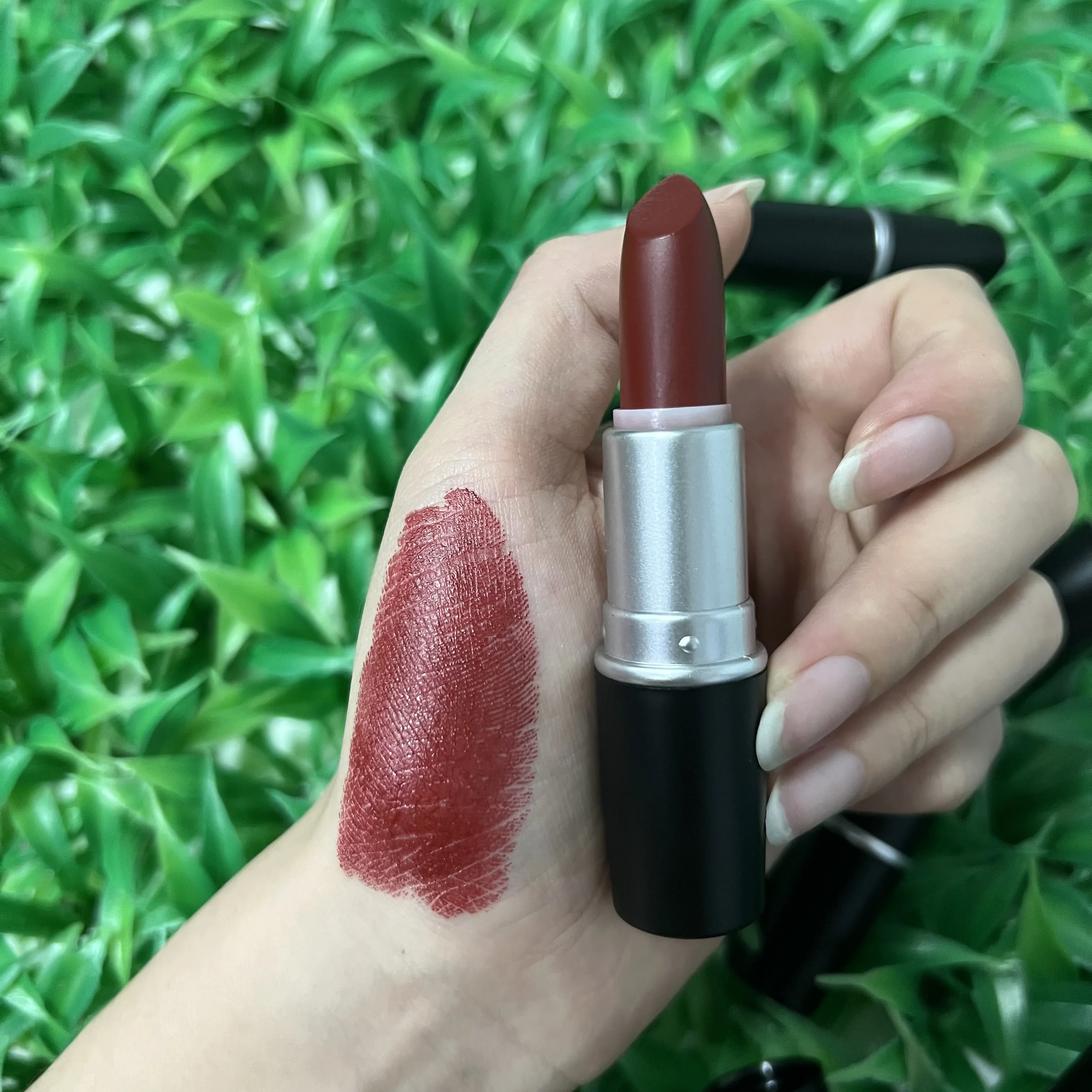 

Vegan high quality non sticky long-lasting waterproof velvet black tube matte lipstick private label