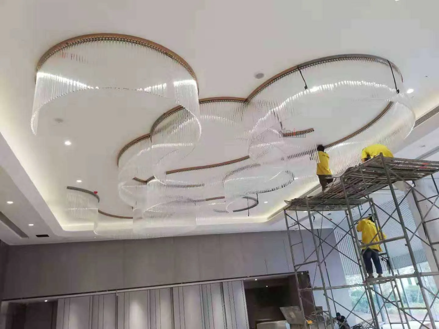 Custom made Indoor lights chandeliers dysmorphism shaped flower lobby ceiling light for Hotel sales department villa