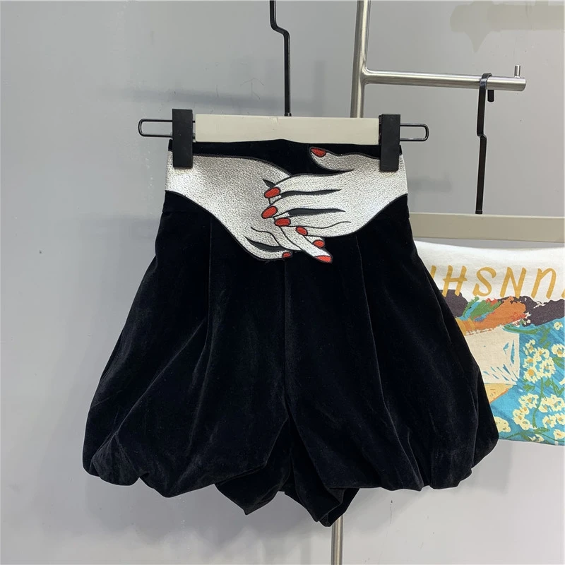 

New Fashion Women's Retro Embroidery Velvet Shorts High Waist Autumn Winter Bud Shorts Black Wide Leg Shorts