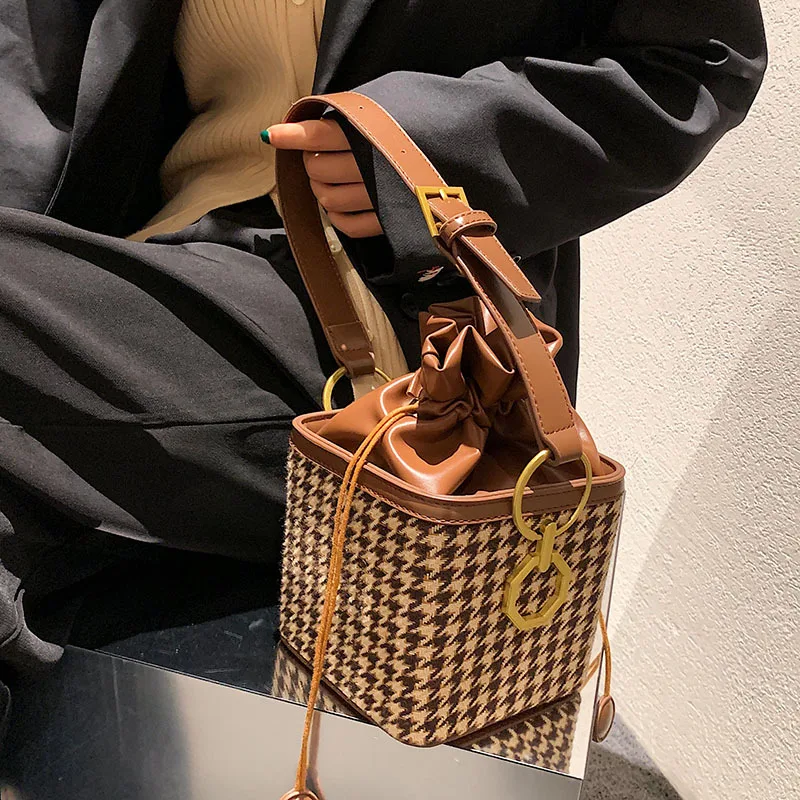 

Houndstooth Bucket Bag For Women Winter Japanese Designer Plaid Personality Metal Ring Chain Purses And Handbag Drawstring Bag