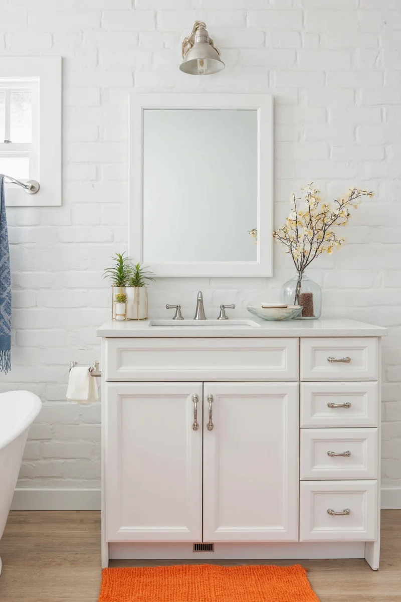 Wall-mounted vanity in modern bathroom