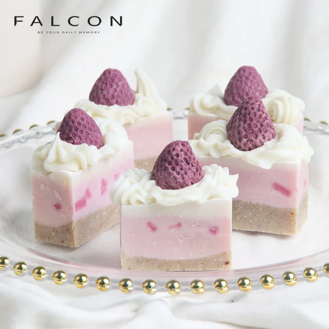 

Korean Handmade Gift Holiday Souvenirs Cold Processing Soap Strawberry Sweetheart Essential Oil Soap Face Shower Bath Soap