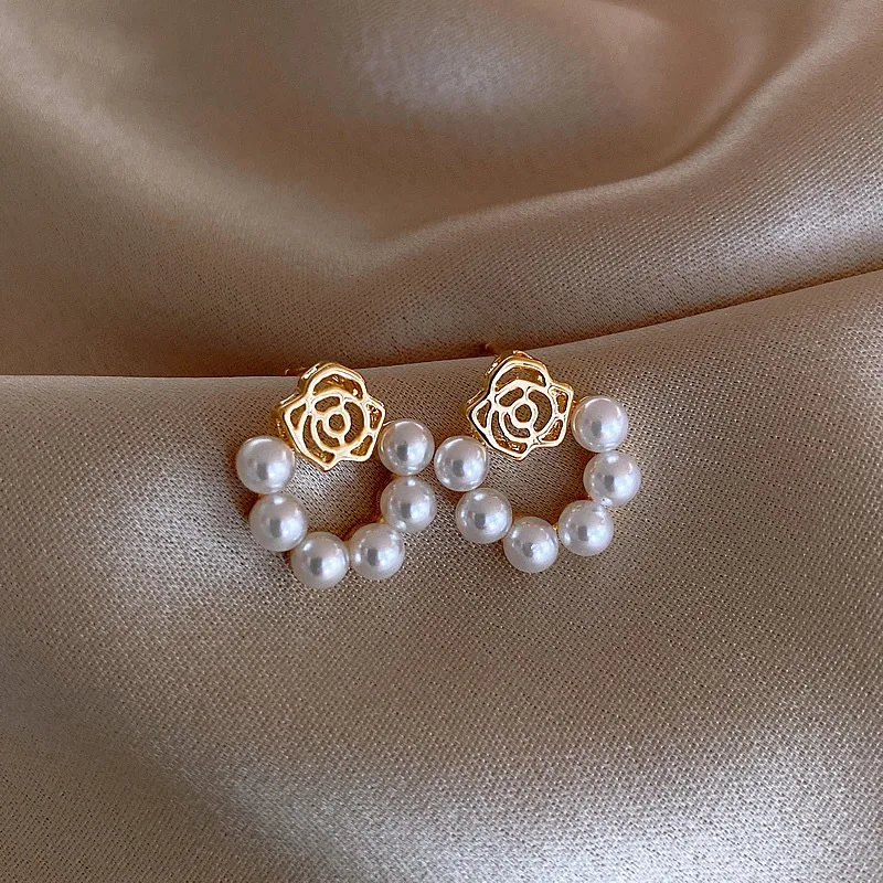 

2022 Designer New Simple Flower Female Sweet Round Huggie Pearl Circle Twist Hoop Earrings, Gold