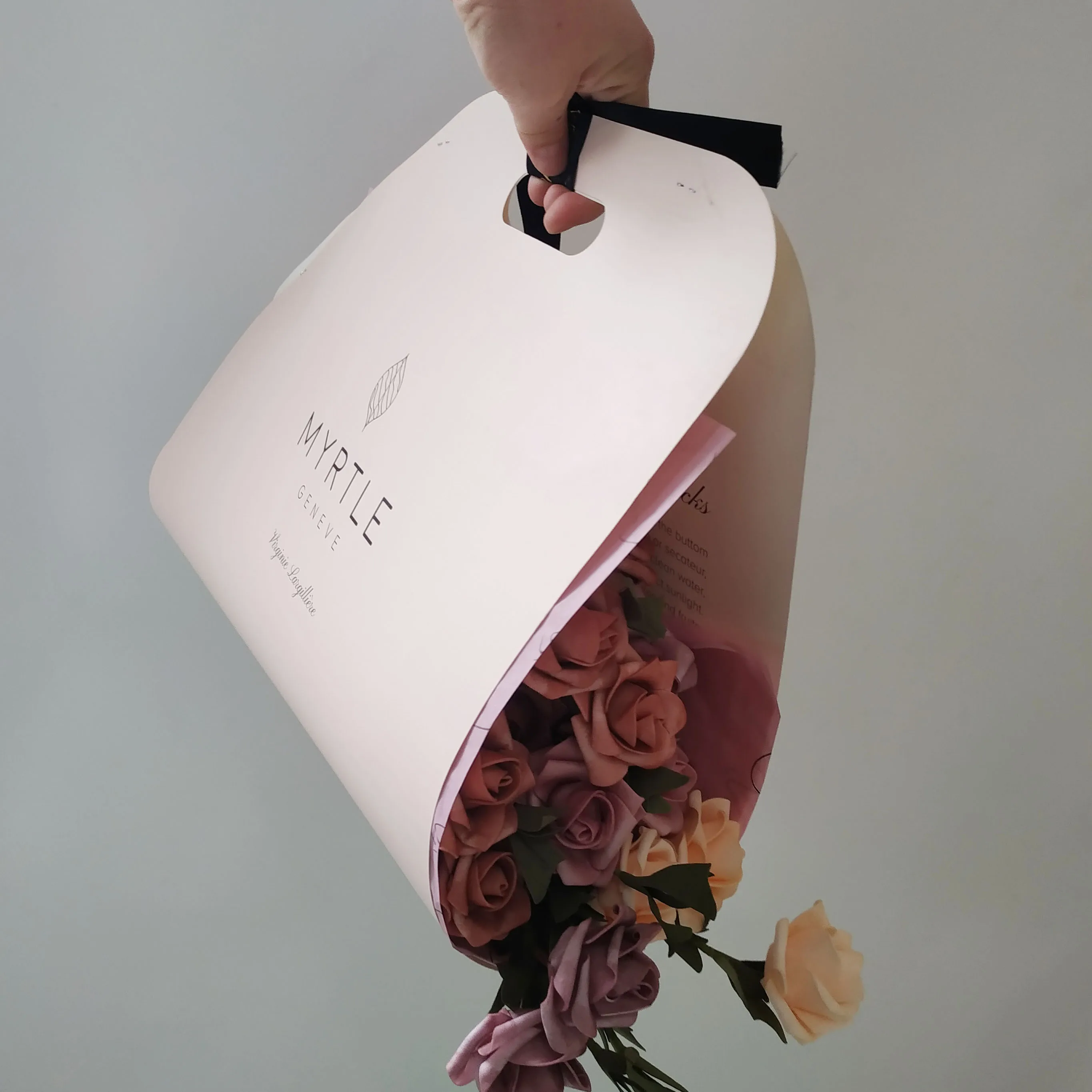 

Customized design high quality blush fresh flower box and carry bag packaging