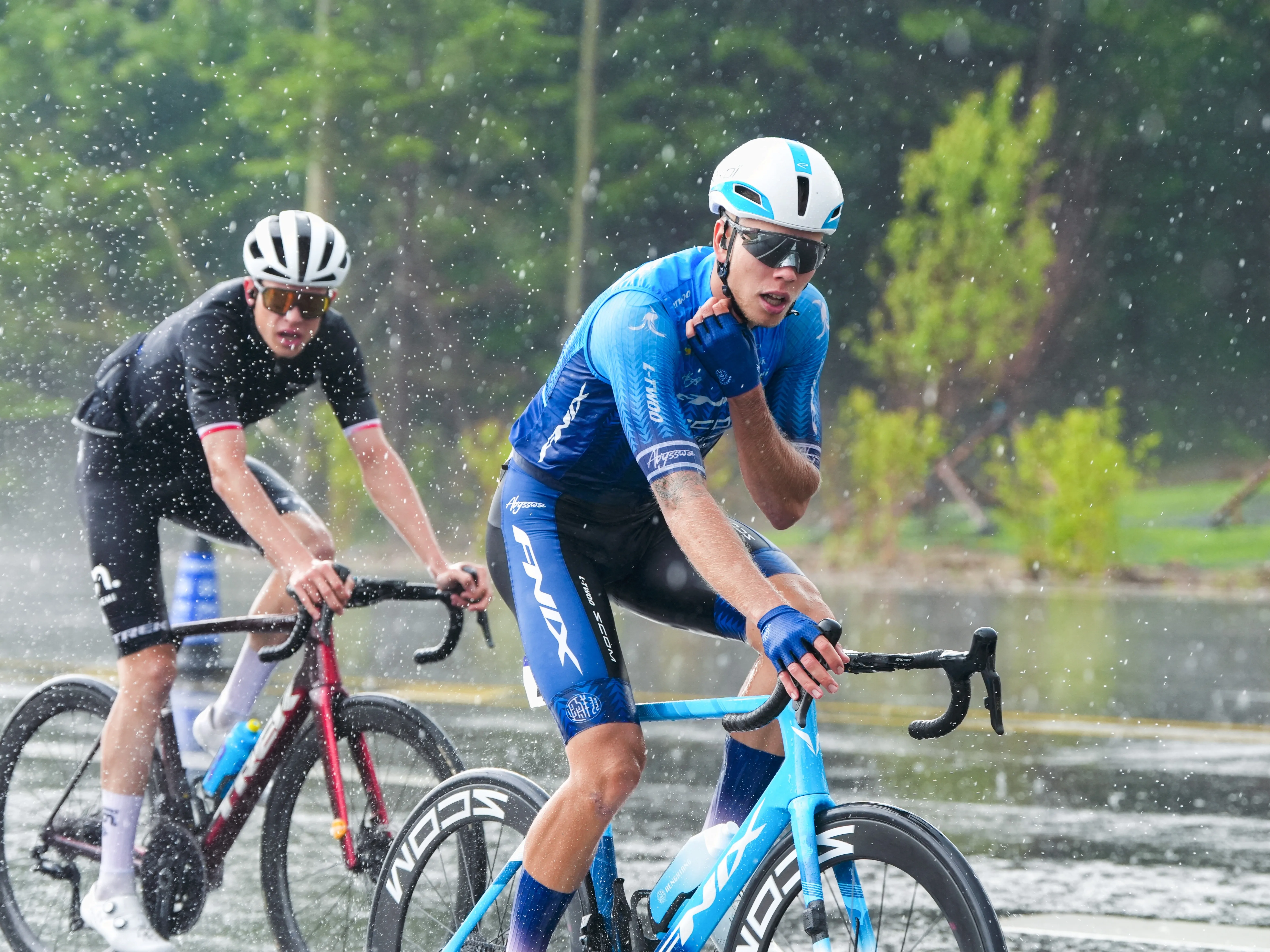FNIX - SCOM - Hengxiang racing in the rain on SCOM wheels