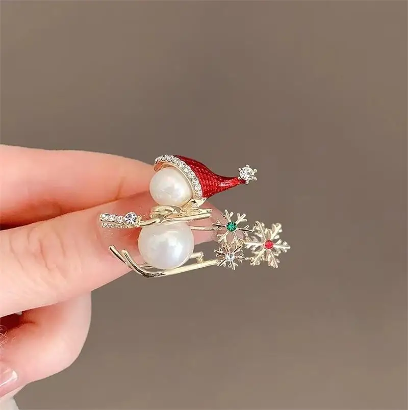 

New Ski Ski Little Snowman brooch women Creative Diamond Christmas Snowman Pins Sweater Coat Accessories Gift