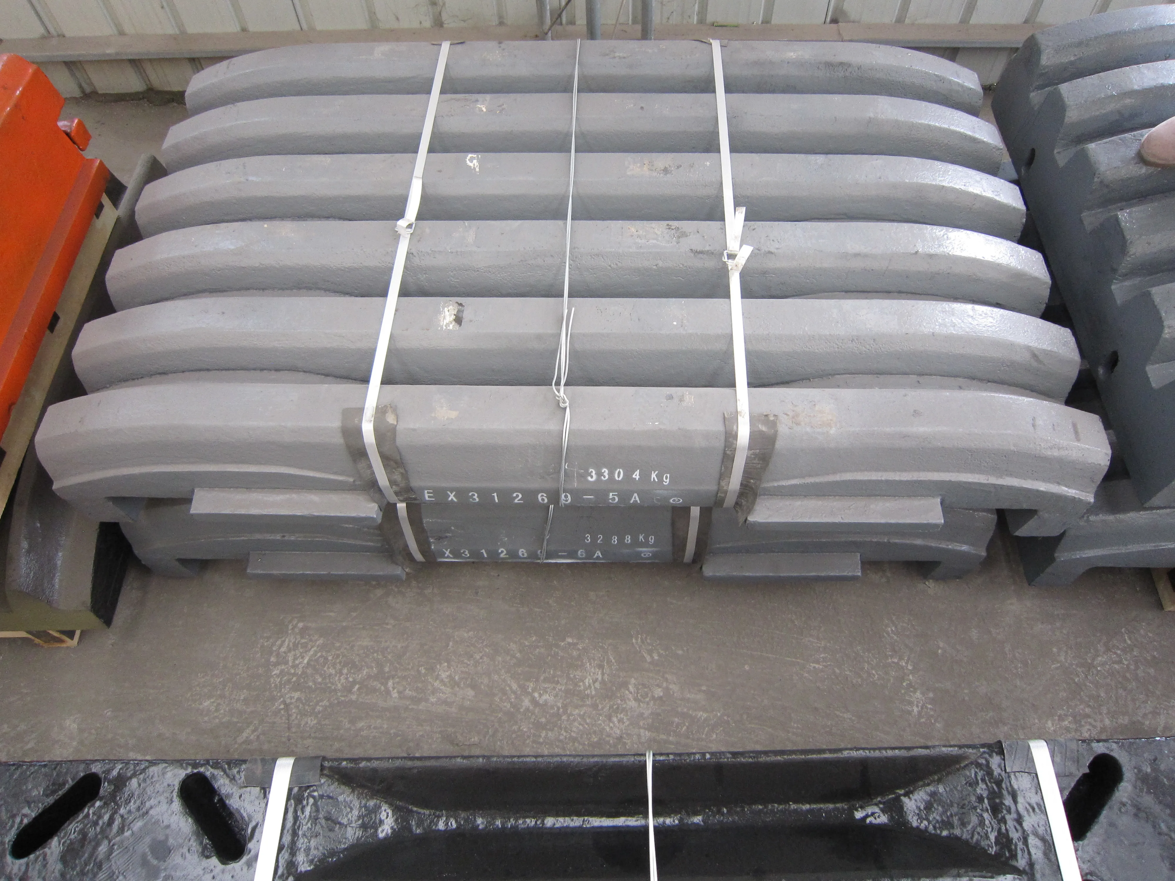 
High Mangneses Steel Casting Wear Parts Fixed Jaw Plate for Jaw Crusher 
