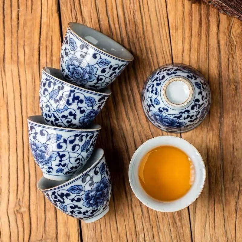 

Blue and white porcelain teacup master cup small ceramic personal Cup vintage kung fu tea cup gift box