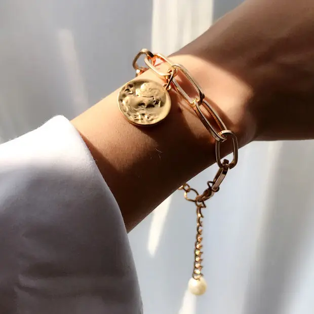 

Trendy Gold Jewelry Alloy Material Pearl Pendant Bracelet With Badge Decoration