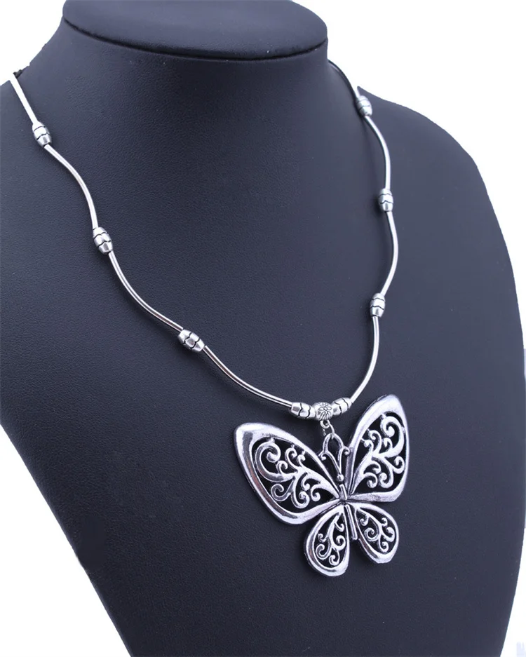 

Retro Jewelry Tibetan Silver Alloy Hollow Butterfly Chain Necklace Pendant Necklace for Lady Woman