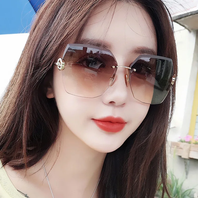 

2021 new fashion big frame trim sunglasses trendy sunglasses metal diamond net red sunglasses, Picture