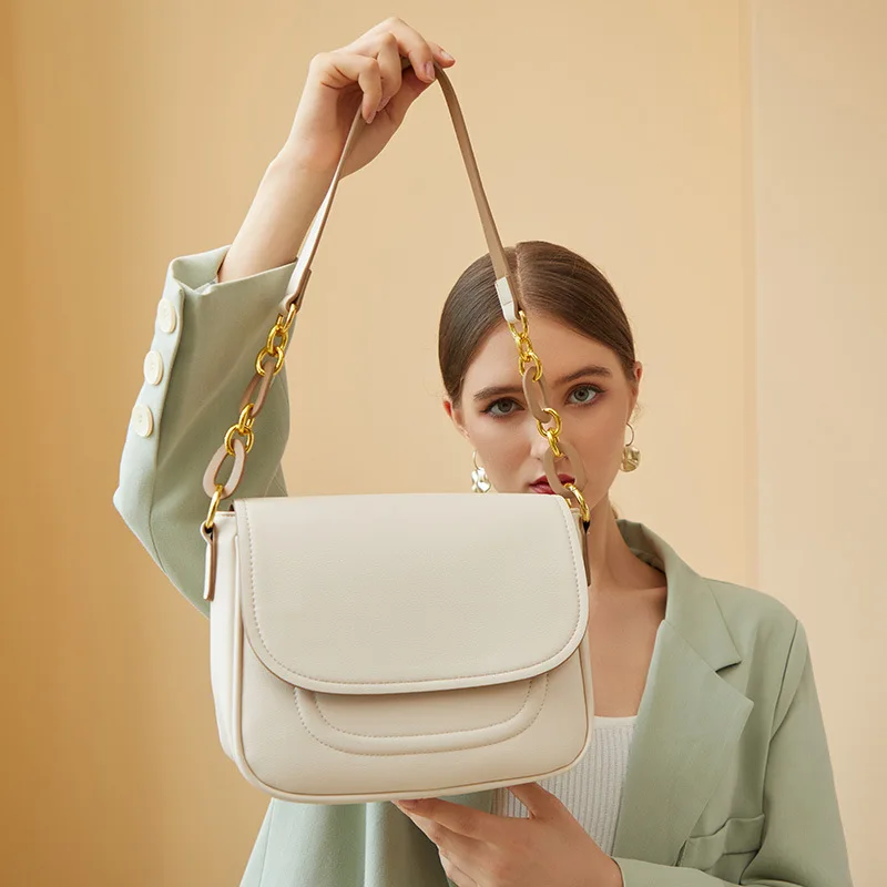 

2021 hot designer messenger bags with acrylic chains for women, 3 colors