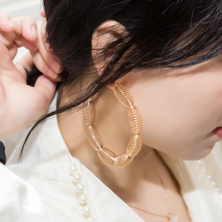 

Amoryubo Fashion Metal Thread Spring Circle Earrings Women's Exaggerated Luxury Hoop Earrings Banquet Jewelry Accessories, Gold plated