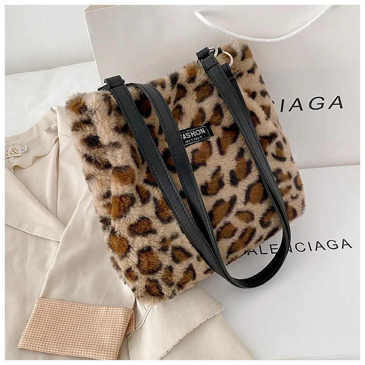 

2021 Cheap Classic Leopard Messenger Bag Ladies Hand bags Winter Handbag Faux Fur Crossbody Tote Plush Shoulder Bags for Women, Black white