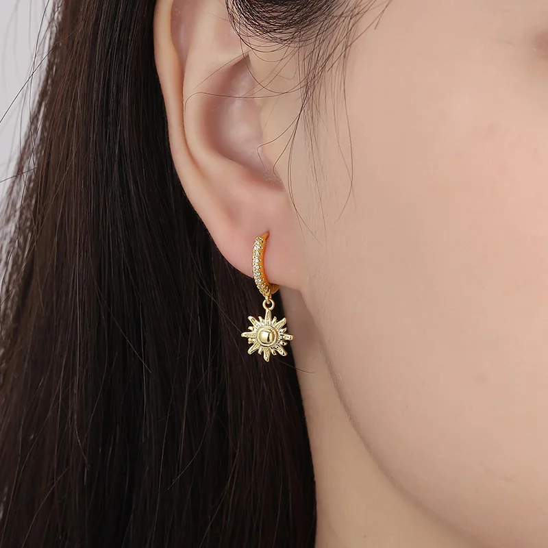 

ENSHIR Personalized Sun Flower Earrings Fashion Geometric Small Sun Earrings For Women, Silver,gold