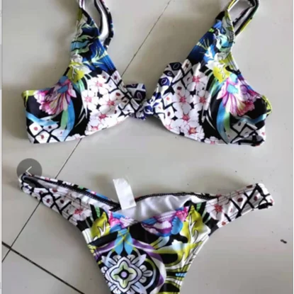 

Small floral V-shaped steel support bikini split swimsuit, Picture