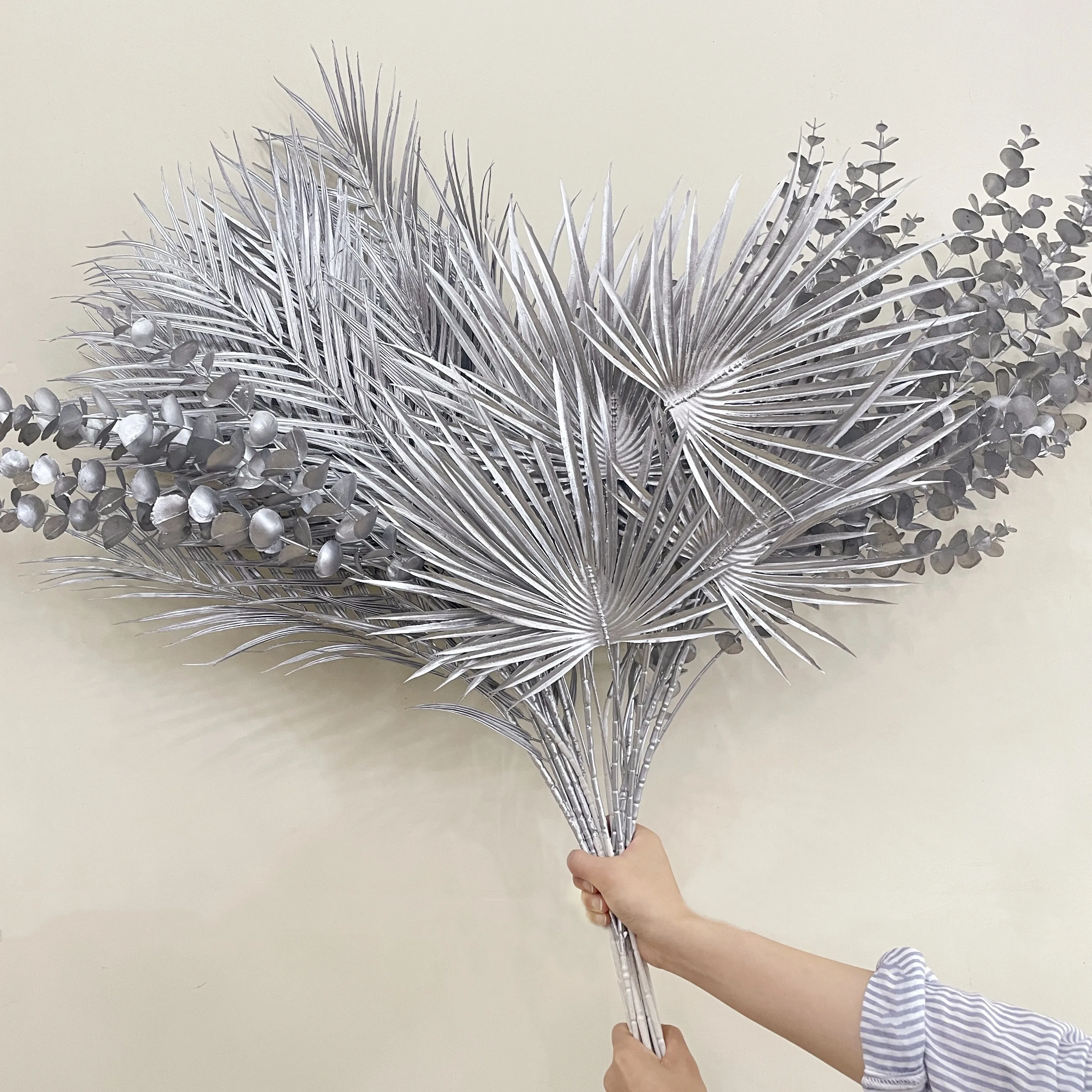 

Factory supply popular home Christmas decor silver artificial flowers table centerpiece flowers for wedding design