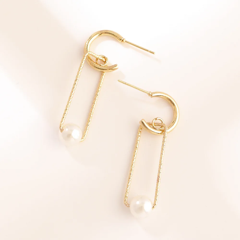 

JUHU 2021 New geometric exaggerated relief earrings Fashion geometry retro clip-shaped pearl earrings jewelry for women