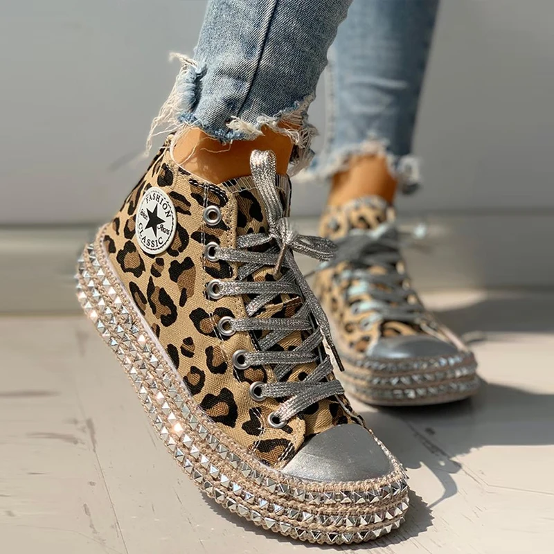 

LZT1914 Leopard Rivet Embellished Lace-Up Sneakers for women