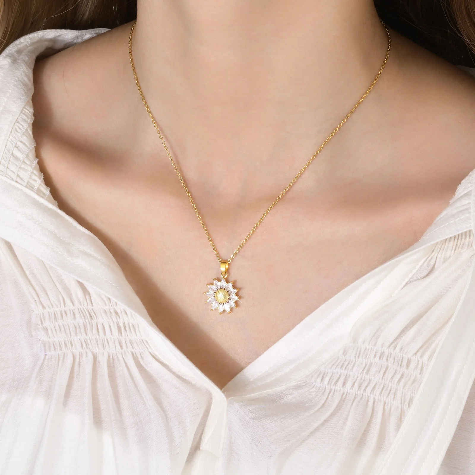 

Sparkling Stainless Steel Zirconia Flower Pendant Necklace Shining Gold Plated Crystal Sunflower Necklace