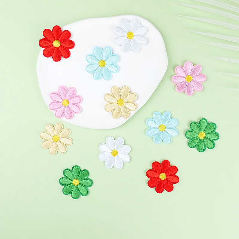 hot sale 4cm small daisy flower design iron on embroidery patches for jewelry clothes decoration