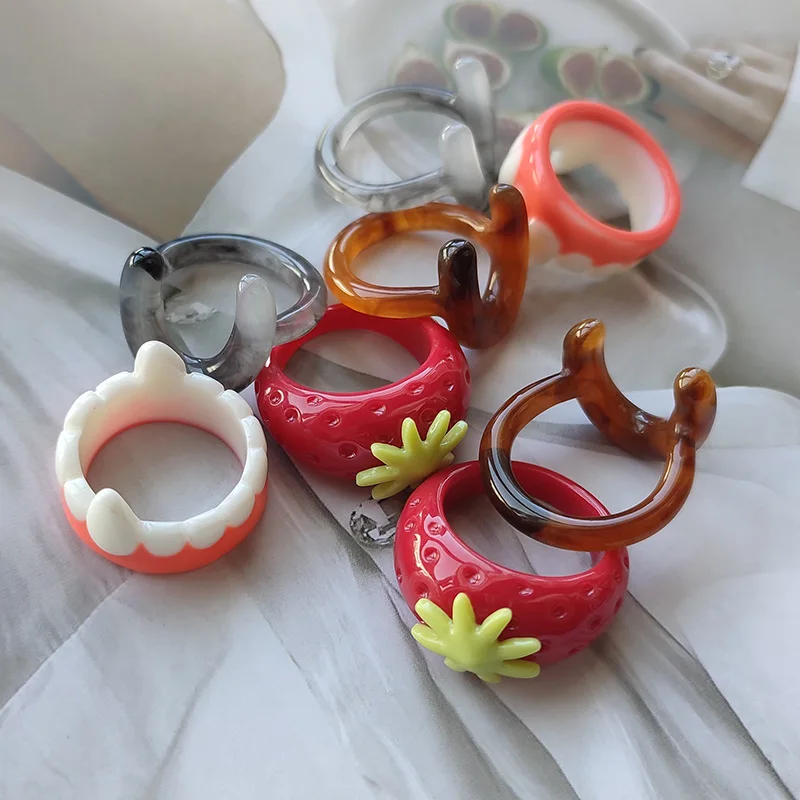 

Fashion Jewelry Fresh And Sweet Style Hand Painted Acrylic Ox Horn Strawberry Ring Cute Colorful Resin Tooth Ring For Woman