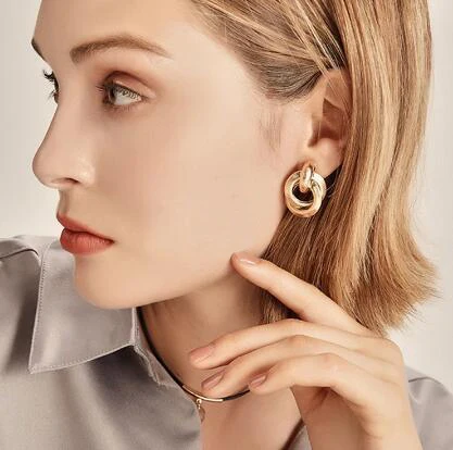 

Gold Twisted Alloy Earrings Simple Geometric Winding Round Earrings for Women