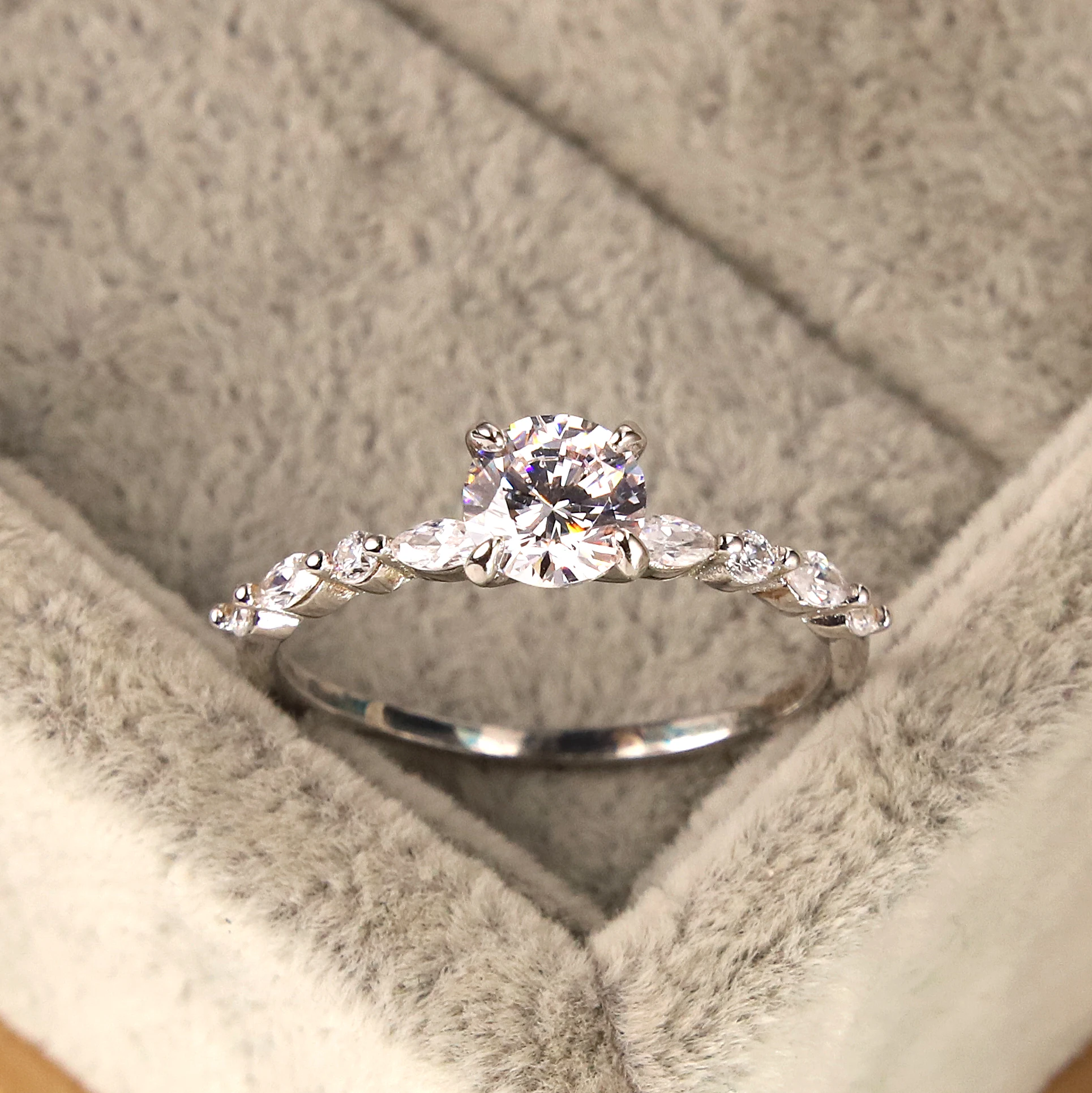 

Popular fashion 925 sterling silver wedding ring four jaw edge platinum zircon luxury circle ms crystal jewelry gifts